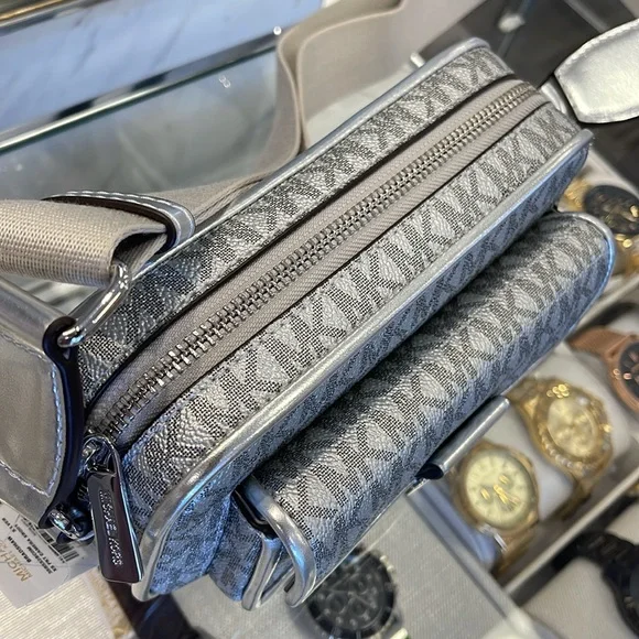 Michael Kors Bradshaw Extra-Sm Metallic Signature Logo Camera Crossbody
Silver - Picture 4 of 16